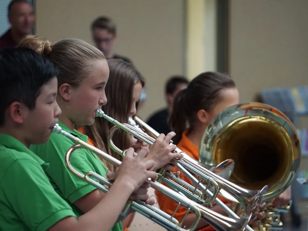 Blechbläser des Schulorchesters beim Spiel.
